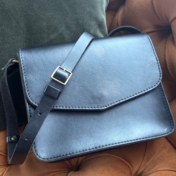Portland Leather Hawthorne Crossbody Bag - Picture 4 of 8